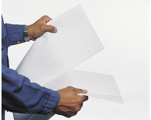 Person hält eine Rolle Malervlies in den Händen.