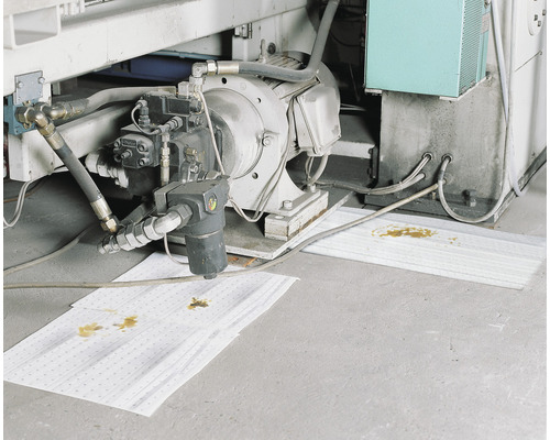 Ölauffangmatten unter einer Industrieanlage zum Auffangen von Flüssigkeiten
