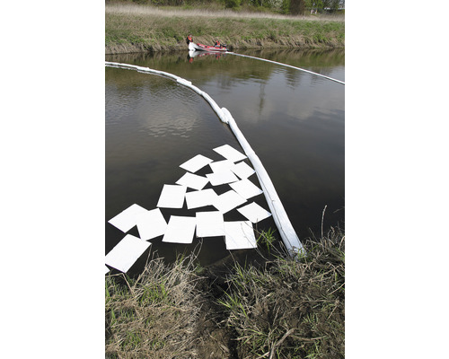 Ölsperre im Gewässer mit Boot zur Reinigung