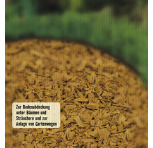 Nahaufnahme von Rindenmulch zur Bodenabdeckung im Garten und zur Anlage von Gartenwegen