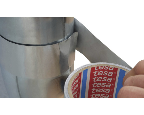 Isolierung eines Rohres mit Tesa Gewebeklebeband