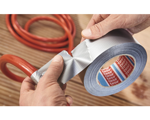 Anwendung von Gewebeband zur Reparatur eines Schlauches durch eine Person