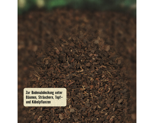 Nahaufnahme von Rindenmulch zur Bodenabdeckung unter Bäumen, Sträuchern sowie Topf- und Kübelpflanzen.