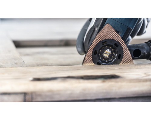 Multifunktionswerkzeug beim Schneiden eines Holzstücks