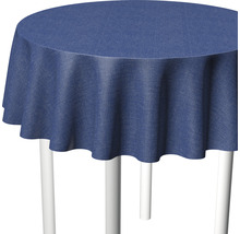 Runder Tisch mit blauer Tischdecke