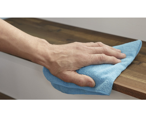 Reinigung eines Holzregals mit einem Reinigungstuch