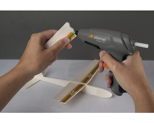 Steinel Heißklebepistole beim Verkleben von Holzteilen für ein Modellflugzeug.