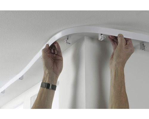 Installation einer flexiblen Gardinenschiene an der Decke