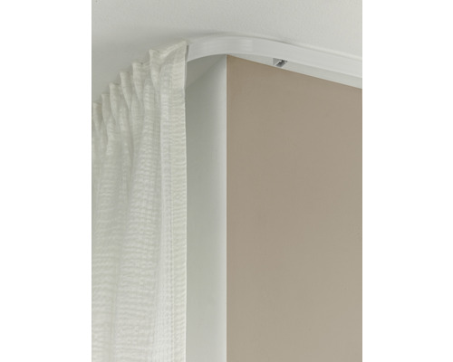 Gardinenschiene an der Decke mit Vorhang