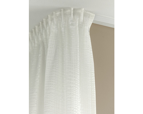 Weißer Vorhang mit Faltenbandaufhängung.