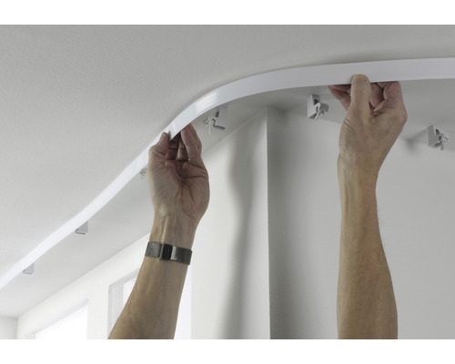 Montage einer flexiblen Gardinenschiene an der Decke