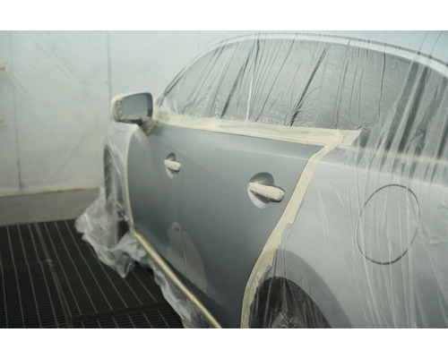 Auto in Vorbereitung zum Lackieren mit Abdeckband und Folie geschützt