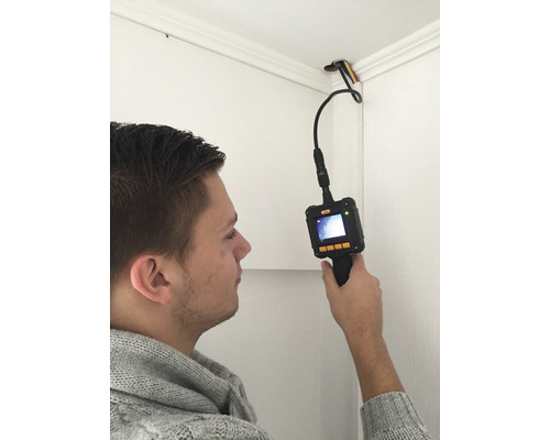 Eine Person verwendet eine Rohrinspektionskamera zur Inspektion einer Decke.