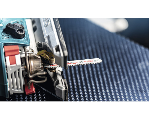 Detailansicht einer Stichsäge mit eingesetztem Sägeblatt von Bosch