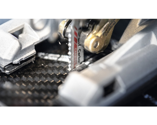 Nahaufnahme einer Säge beim Schneiden von Material