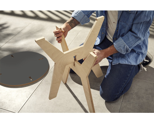 Aufbau eines Holztisches mit runder Tischplatte