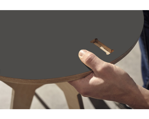 Detailansicht eines runden Tisches mit Holzverbindung