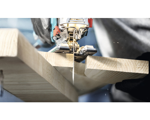 Nahaufnahme einer Stichsäge, die ein Holzbrett bearbeitet