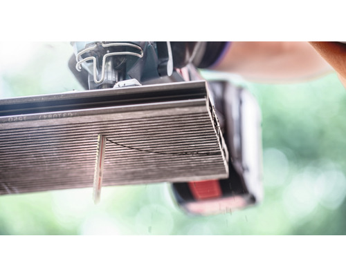 Stichsäge beim Schneiden eines Werkstücks