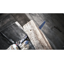Handsäge sägt Holzbrett