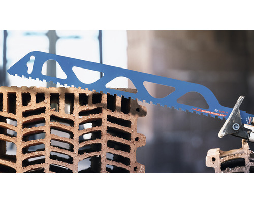 Blaues Säbelsägeblatt von Bosch schneidet einen Ziegel