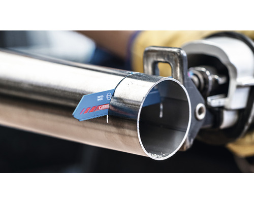 Eine Metallsäge schneidet ein Metallrohr.