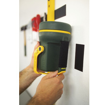 Hand hält Nivelliergerät mit Klettverschluss an Wand.