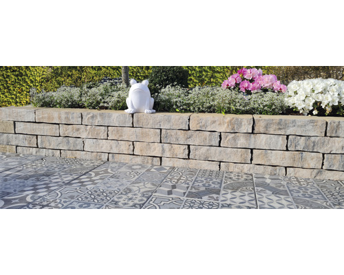 Gartenmauer aus Stein mit Bodenfliesen und Froschfigur