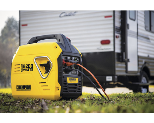 Champion Stromerzeuger mit 2200 Watt Leistung vor einem Wohnwagen.