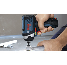 Bosch Akku-Schlagschrauber im Einsatz beim Bohren eines Lochs in ein Metallstück.