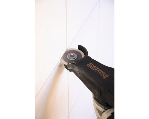 Arbortech Logo auf Fliesenschneider beim Fliesenschneiden