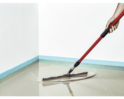 Bodenbeschichtung mit Rakel und rotem Stiel aufgetragen