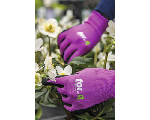 Person trägt Gartenhandschuhe bei der Gartenarbeit