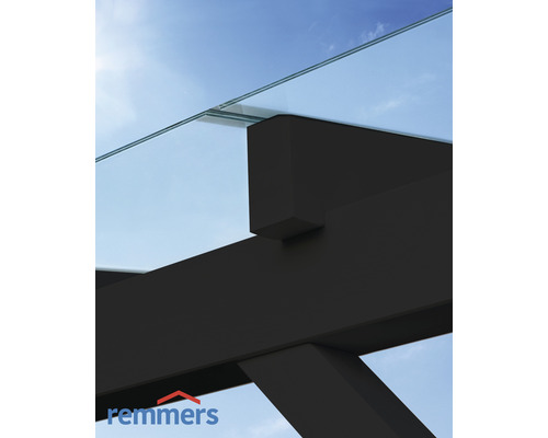 Detailansicht einer Terrassenüberdachung mit Glasdach und Trägerkonstruktion.