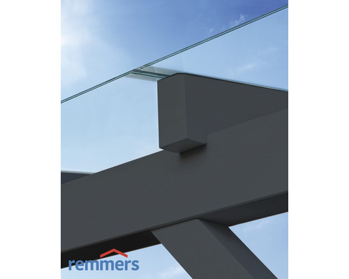 Detailansicht einer Terrassenüberdachung mit Glasdach und Trägerkonstruktion