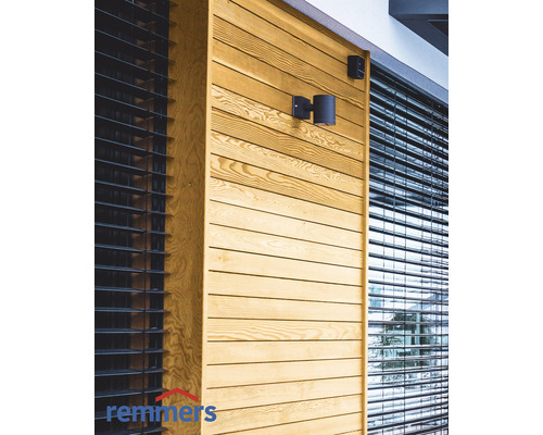 Holzfassade mit Außenleuchten und Jalousien