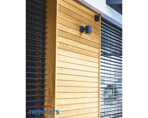 Holzfassade mit Aussenleuchten und Jalousien