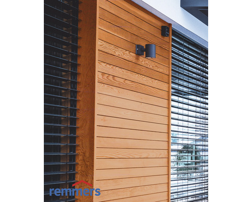 Holzfassade mit Außenbeleuchtung und Jalousien