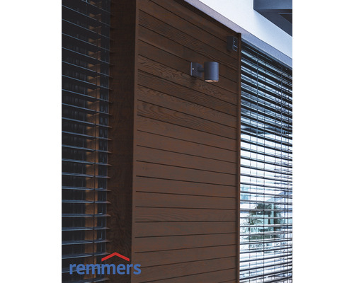 Fassade mit Holzverkleidung und Außenleuchte