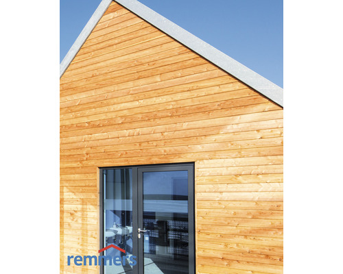 Holzfassade mit Tür und Remmers Logo