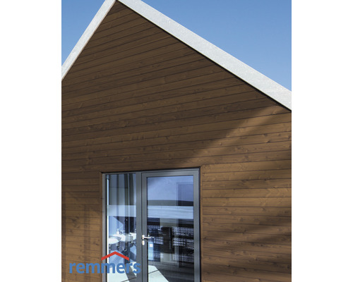 Holzhaus mit brauner Holzfassade und Glastür