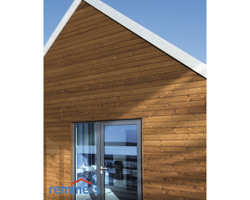 Holzhausfassade mit Tür und Remmers Logo