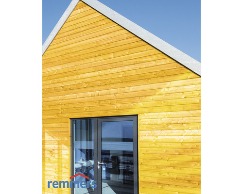 Hausfassade mit Holzverkleidung und Glastür