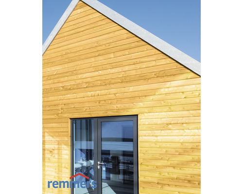 Fassade eines Holzhauses mit Fenster und Remmers Logo