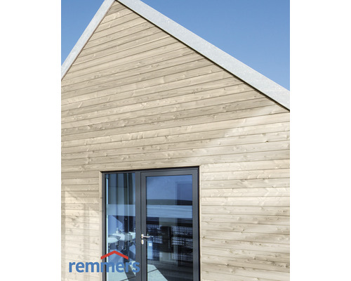 Hausfassade mit Holzverkleidung und einer Glastür