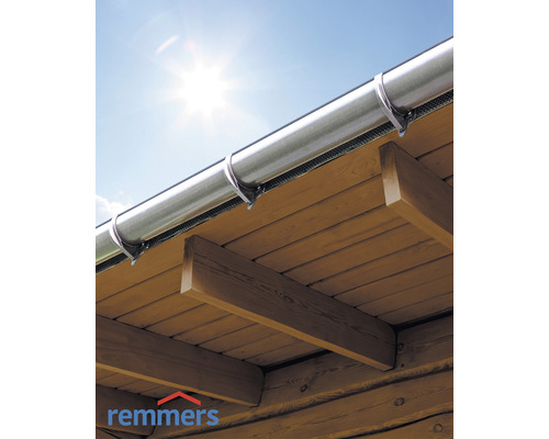 Dachrinne aus Metall montiert an einem Holzdach