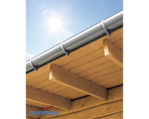 Dachrinne aus Metall mit Halterungen an einem Holzhausdach.