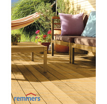 Terrasse mit Holzmöbeln, Hängematte und Blumen auf sonnigem Holzboden. Remmers Logo.