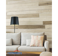 Wohnzimmer mit Wandpaneelen in Holzoptik, Sofa und Stehlampe