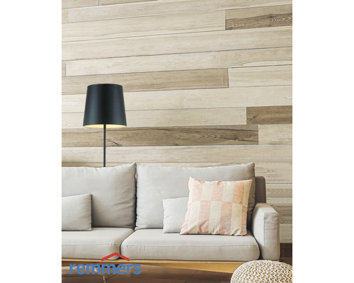 Wohnzimmer mit Wandpaneelen in Holzoptik, Sofa und Stehlampe